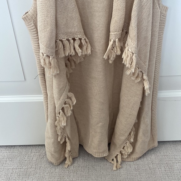 Gold/tan sleeveless sweater with tassels - Picture 3 of 6